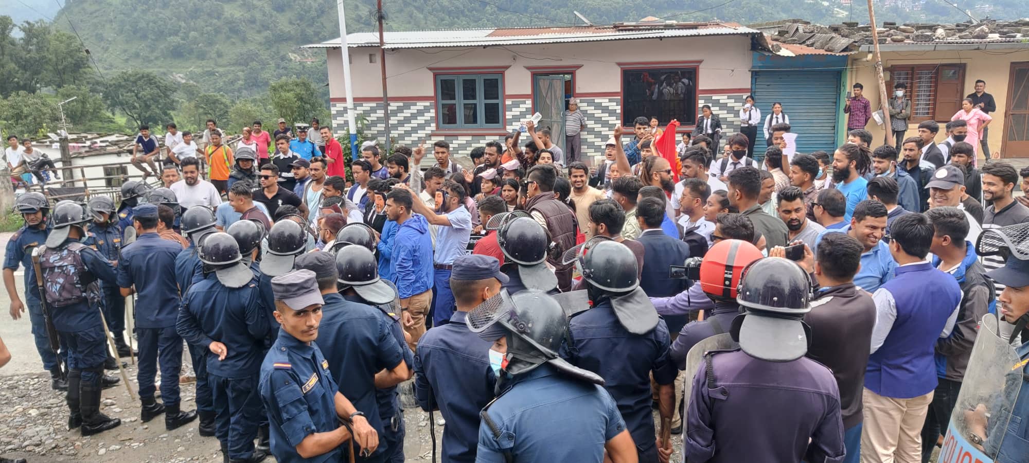 मुख्यमन्त्री पोखरेलको राजीनामा माग्दै प्रदेशसभाअगाडि प्रदर्शन