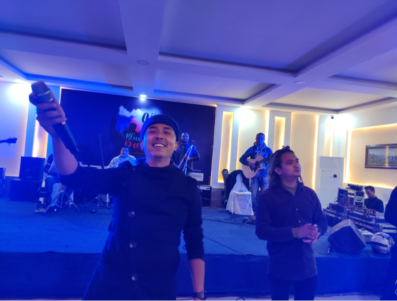 ब्लू पार्टीमा पुष्पन प्रधानको बेग्लै अन्दाज, अनि नगरकाेटीका कविताहरू