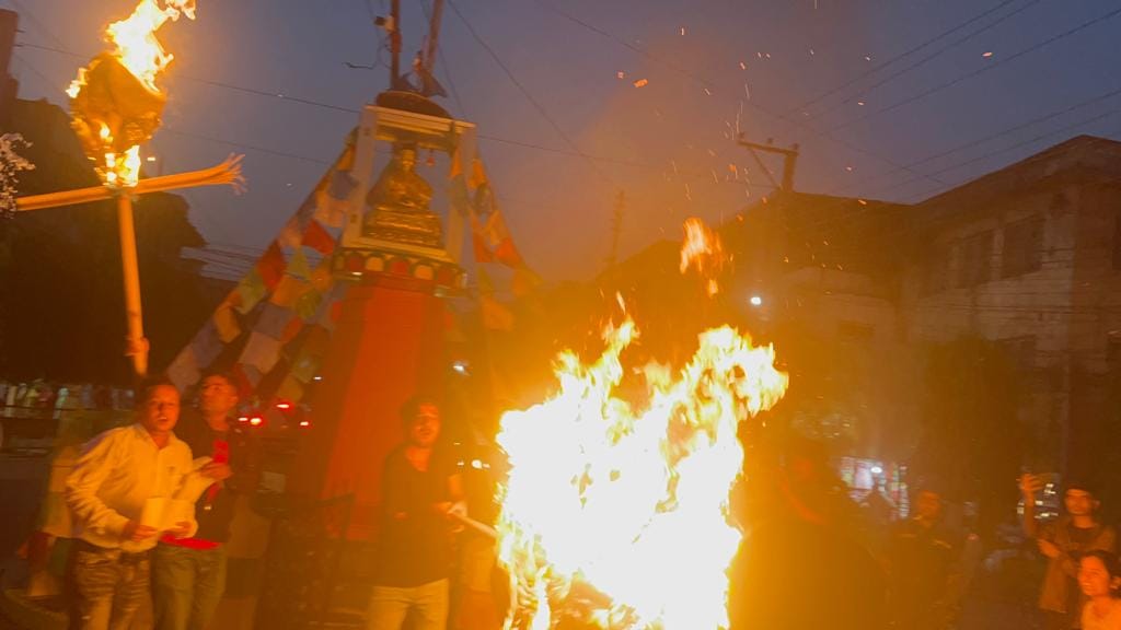 हेटौँडामा बुद्धको प्रतिमा सामुन्ने राष्ट्रपति र प्रधानमन्त्रीको पुत्ला दहन