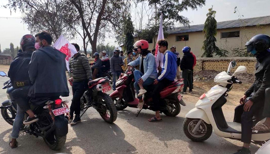 प्रचण्ड-नेपालको आमहडतालविरुद्ध ओली समूहको प्रदर्शन