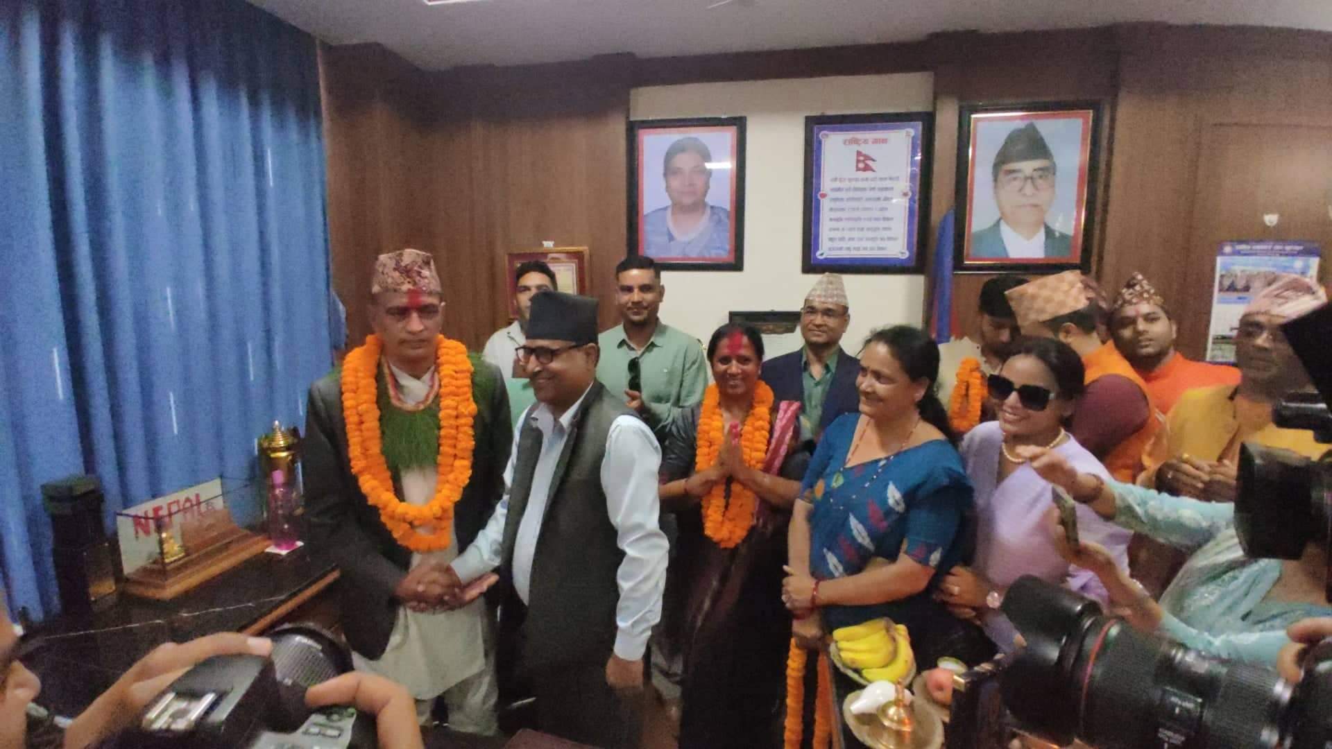 बुटवलका मेयर र उपमेयरले गरे पदभार ग्रहण, पहिलो निर्णय सुकुम्बासी समाधान गर्ने 