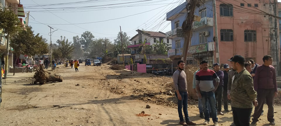 समयमै निर्माणको काम नसकेको भन्दै स्थानीयले गरे सडक अवरुद्ध