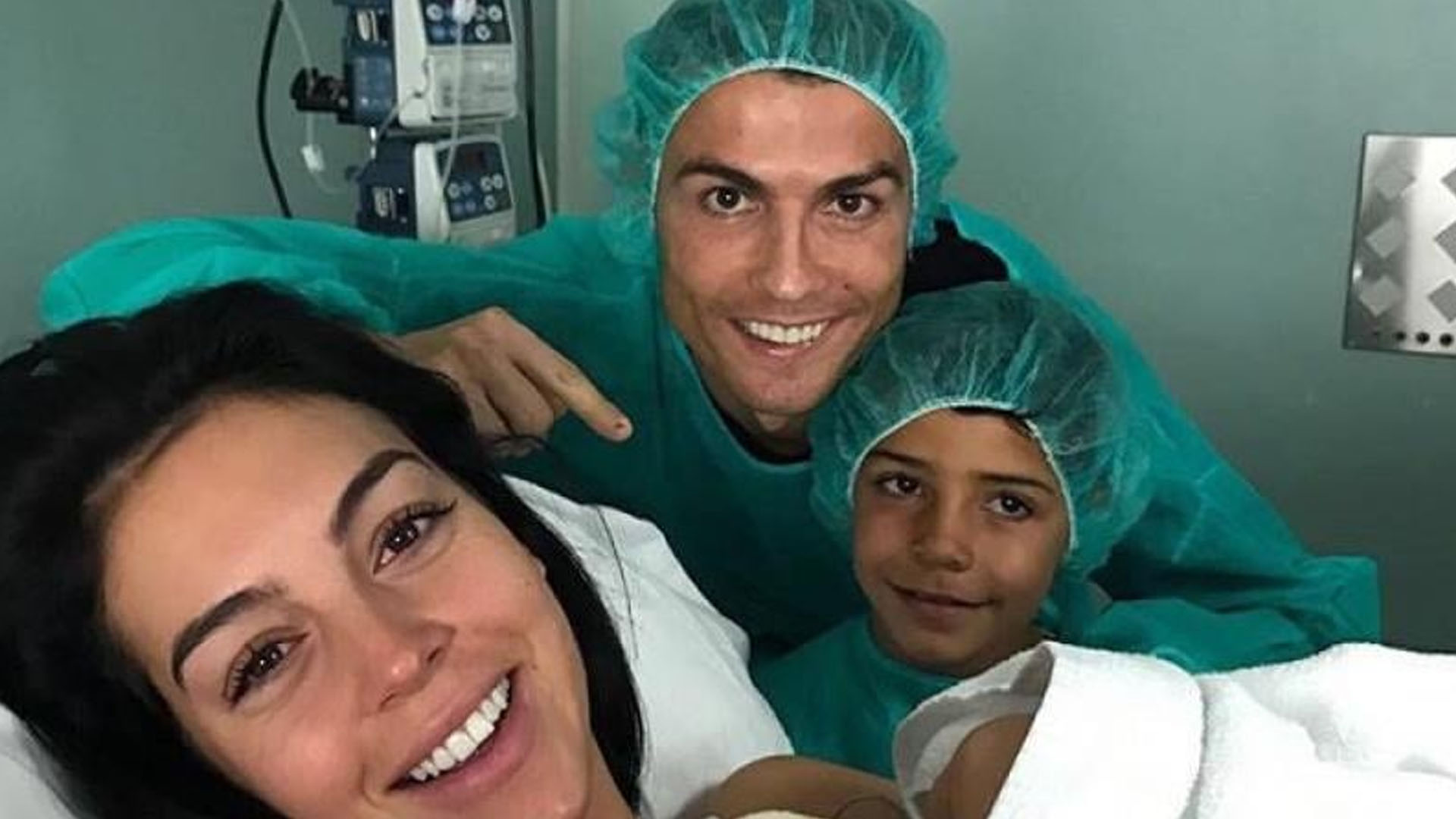 ronaldo-and-his-family-1755160411.jpg