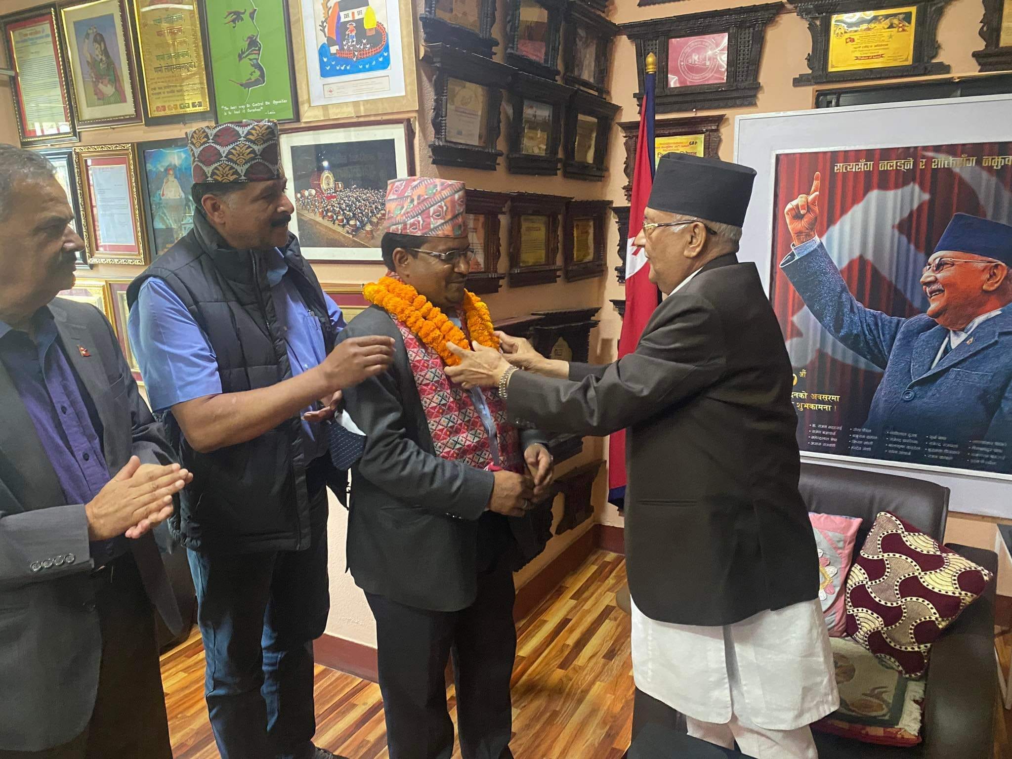 माओवादीबाट निर्वाचित बेनिघाट रोराङ गाउँपालिकाका अध्यक्ष एमालेमा प्रवेश, ओलीले गरे स्वागत