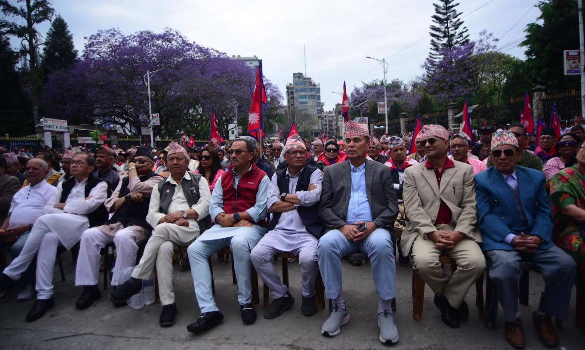 रत्नपार्कमा राजावादीहरूको आन्दोलन, उपचारका लागि हाजिरी जमानीमा छुटेका धवल पनि सहभागी