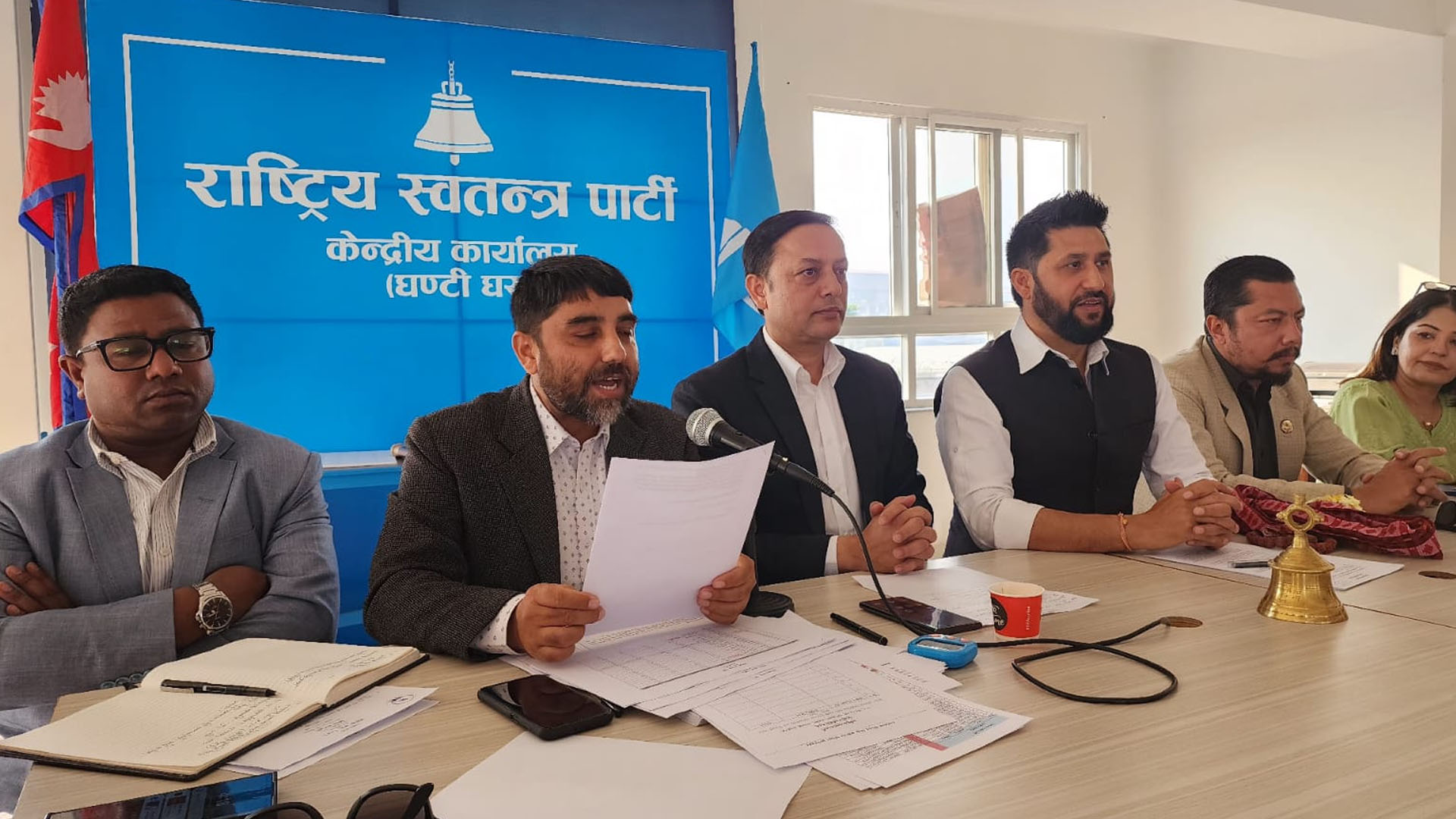रास्वपा बैठकमा देखिएका दुई दृश्य