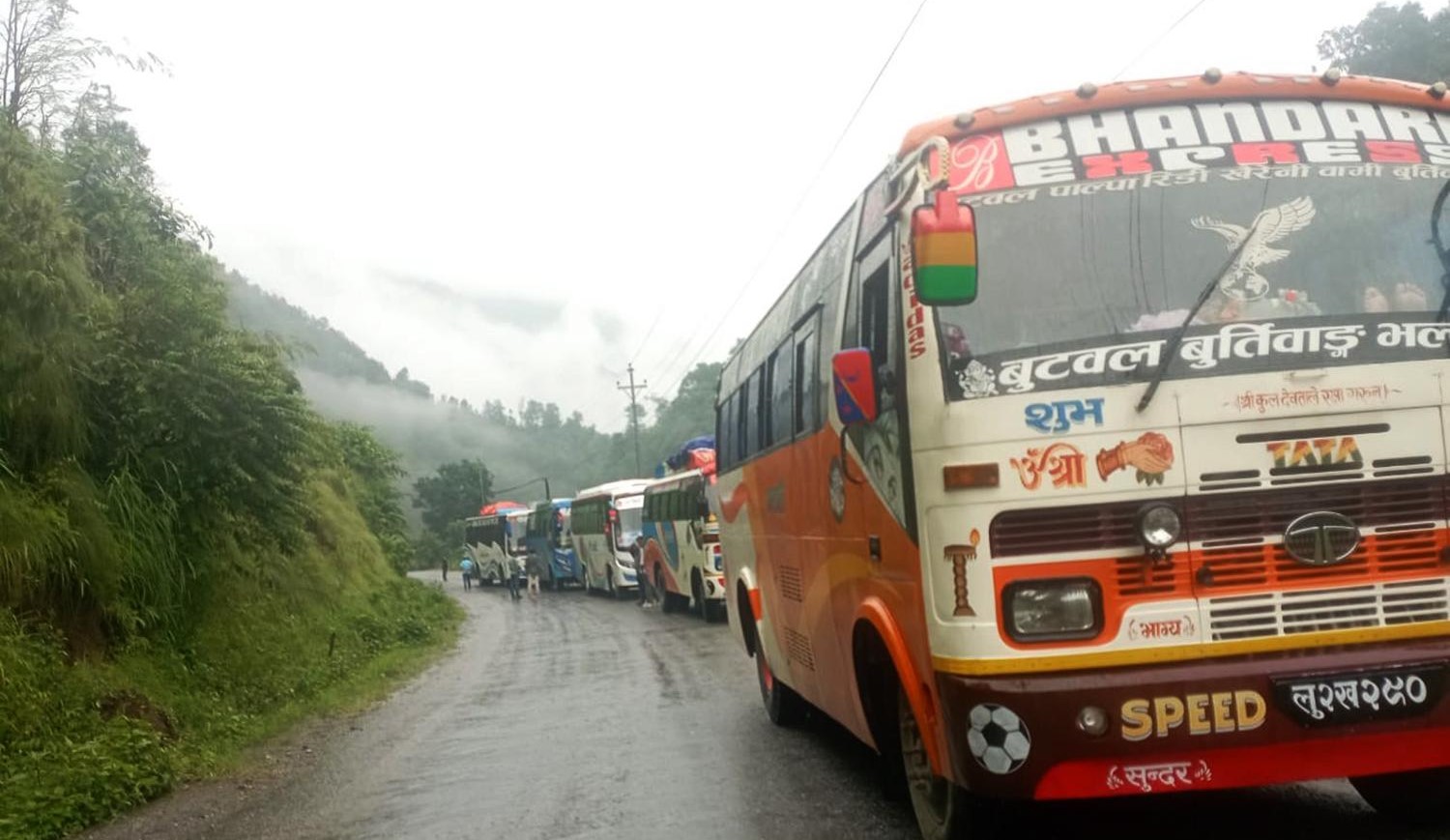पहिरोले मध्यपहाडी लोकमार्ग अवरुद्ध