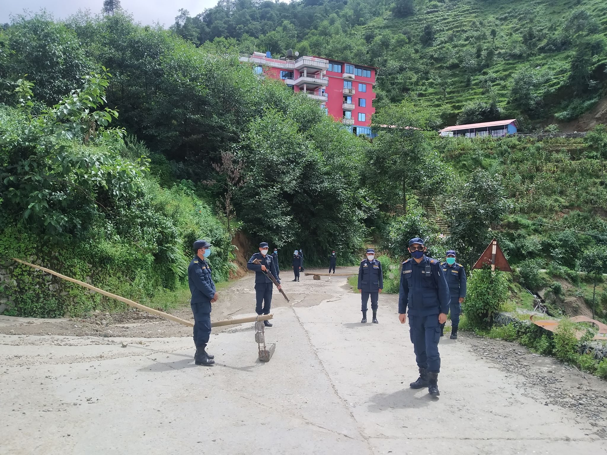 सिन्धुपाल्चोकहुँदै हिँडेरै उपत्यका भित्रिन थालेपछि साँखु प्रहरीले सीमामै राख्यो चेक पोस्ट 
