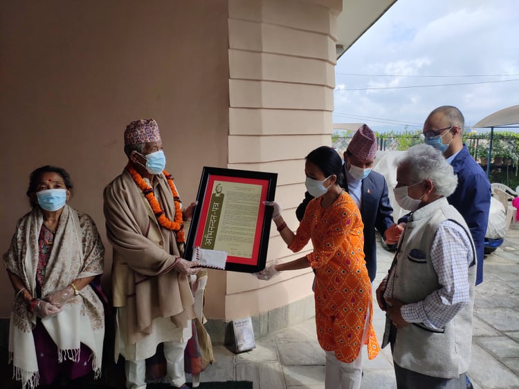 वैरागी काइँलाको जन्मदिनमा ९ सय पृष्ठको ग्रन्थ, १ लाख रुपैयाँको सम्मान