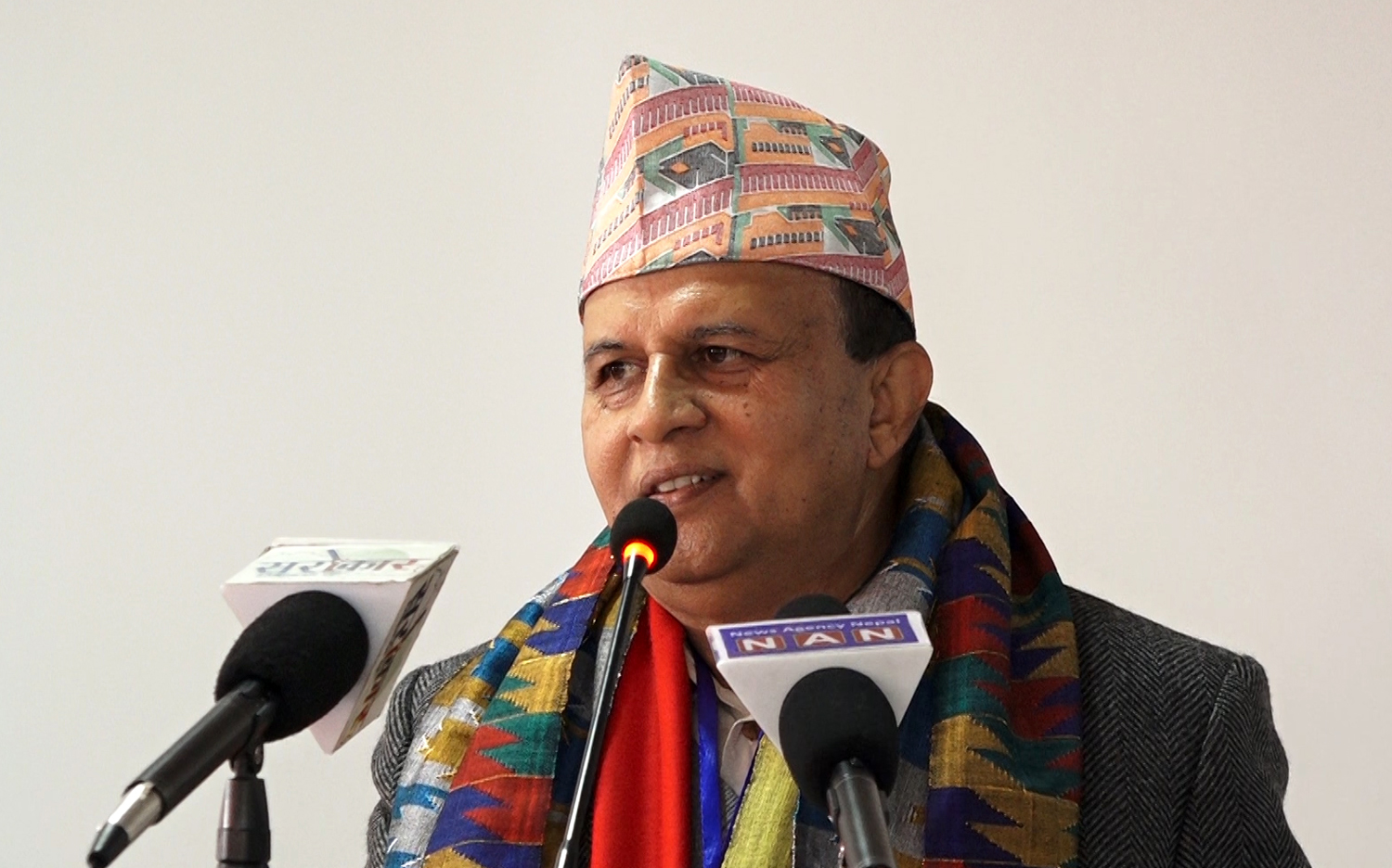 शंकर पोखरेलको टिप्पणी- पपुलिस्ट कुरा गर्ने र छोएरै उपचार गर्छु भन्ने सिमान्त गुरुबीच फरक छैन  