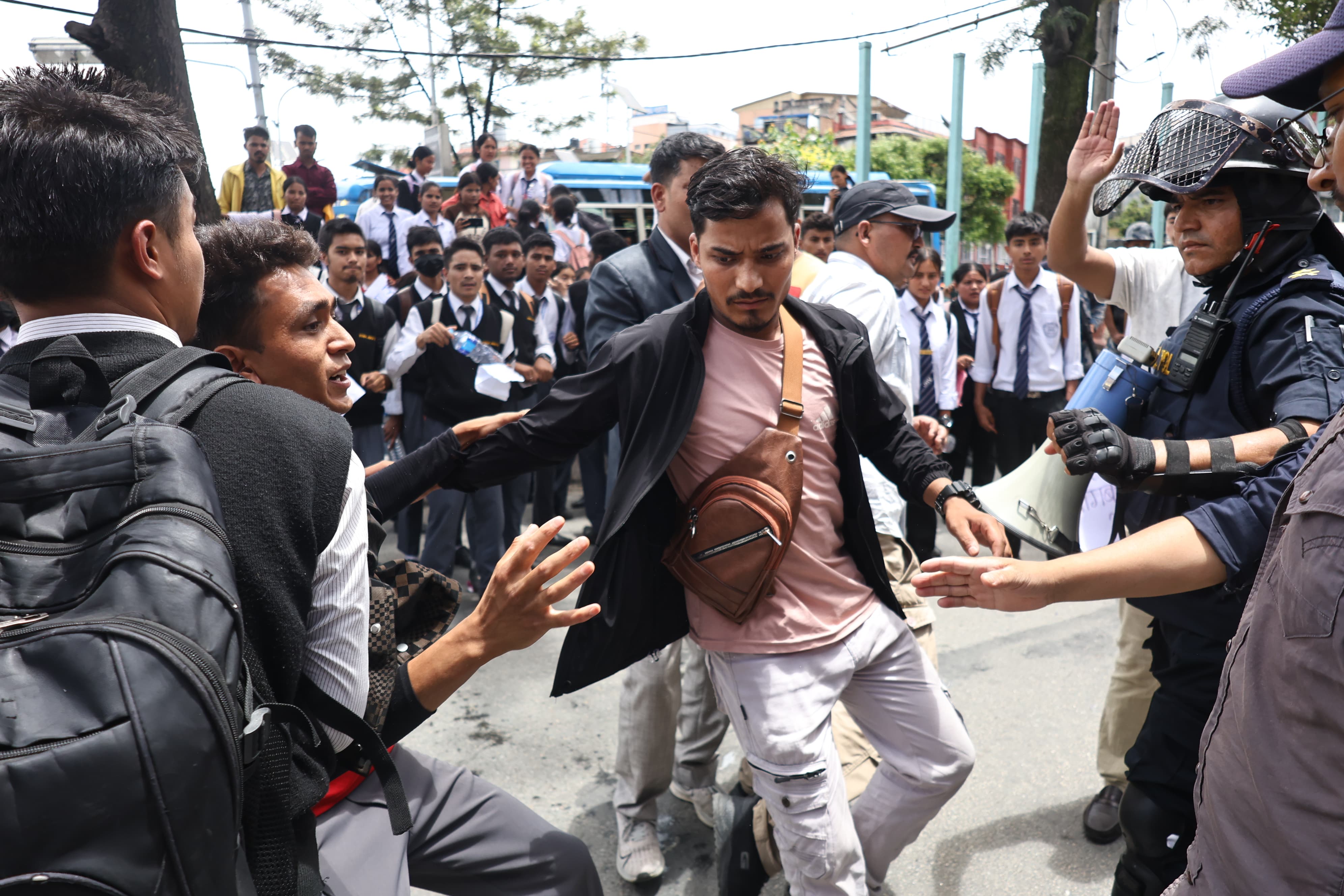 school-dress-mai-protest-(24)-1752478173.jpeg