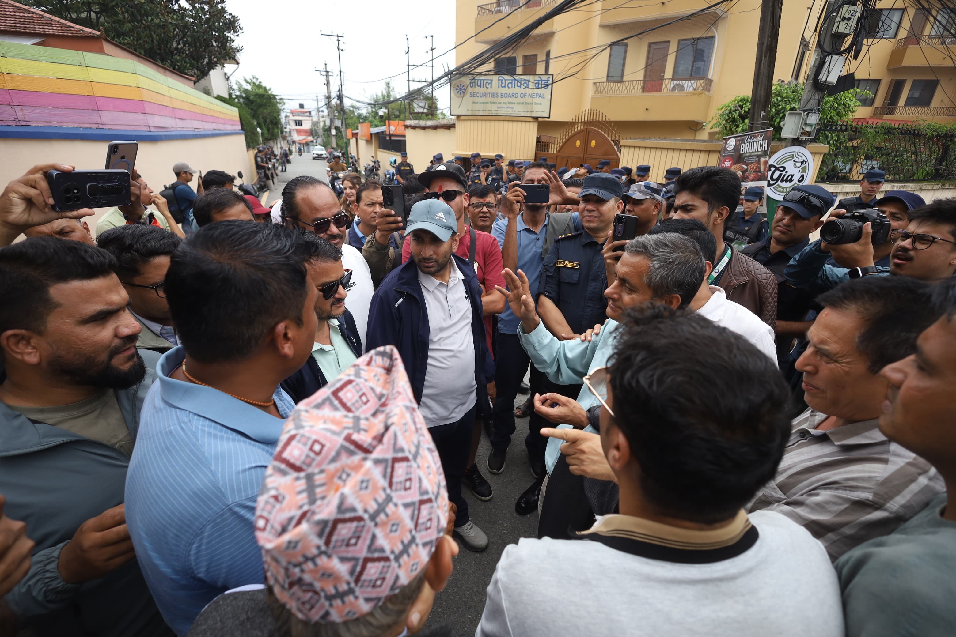 शेयरबजार निरन्तर ओरालो लागेपछि लगानीकर्ताले घेरे धितोपत्र बोर्ड (तस्वीरहरू)