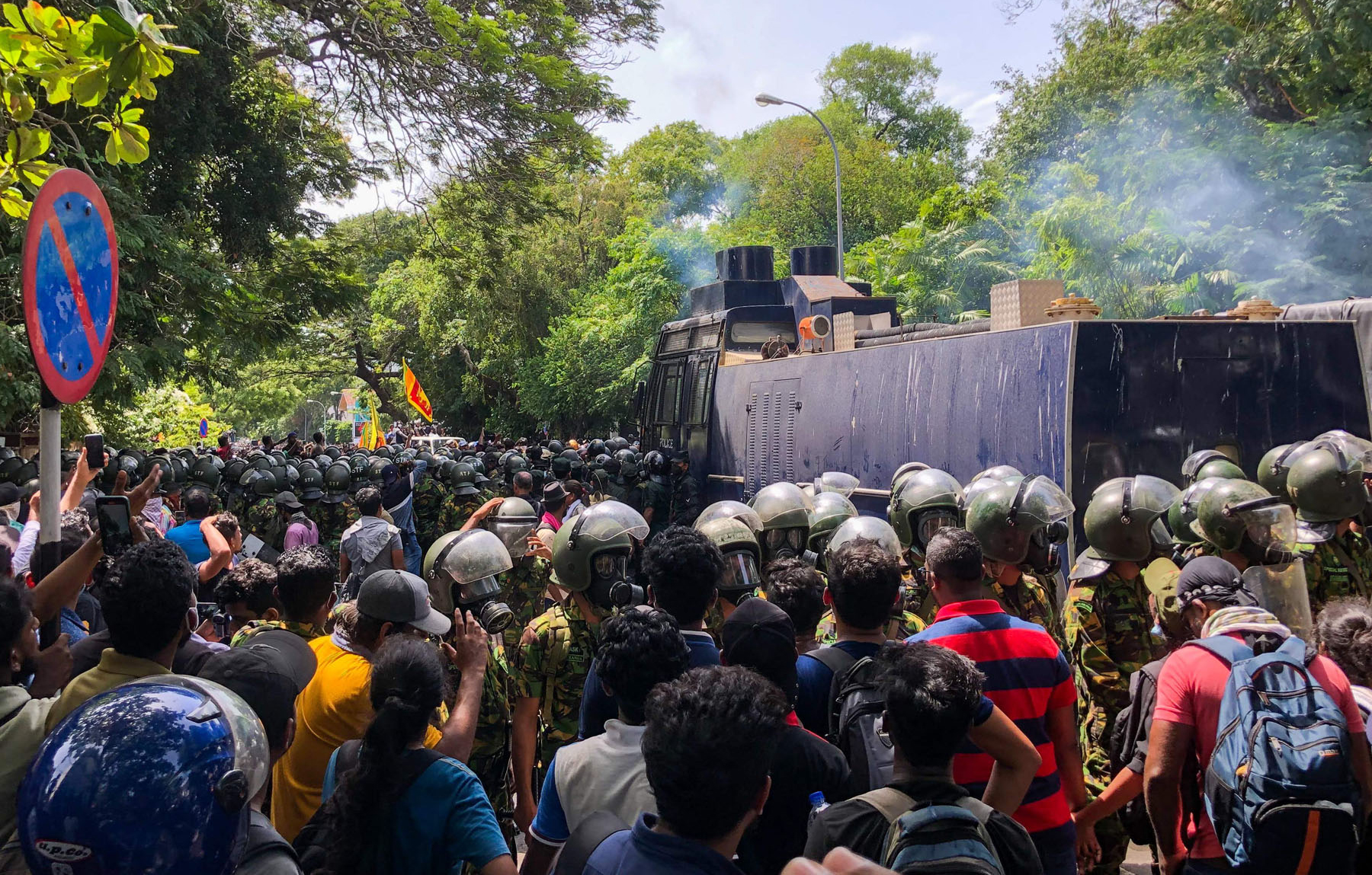 श्रीलंकाको प्रधानमन्त्री कार्यालयमा पसे प्रदर्शनकारी- कोही सेल्फी लिँदैछन्, कोही आतिसबाजी गर्दैछन्