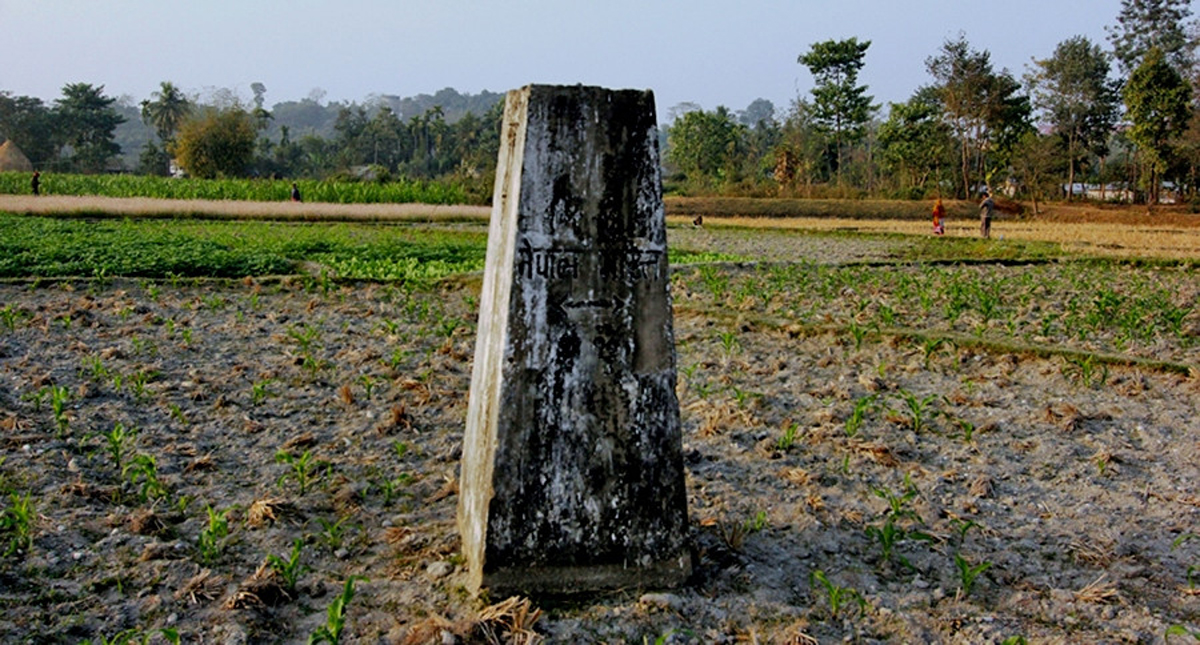 पर्साको ओरिया खोलामा भेटिए दुई सीमास्तम्भ