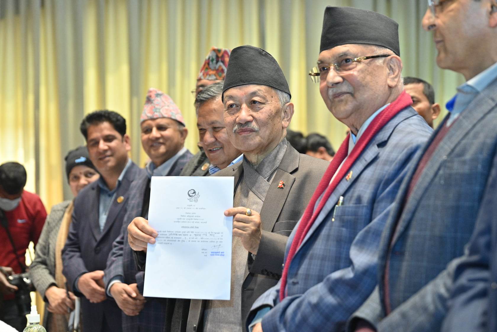 राष्ट्रपतिका लागि एमालेका सुवास नेम्वाङले गराए उम्मेदवारी दर्ता 