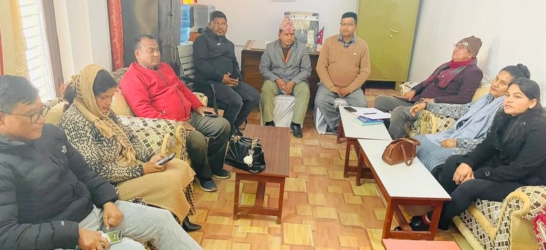 सुदूरपश्चिम संसदीय दलकाे नेता छान्न माओवादी केन्द्रकाे बैठक आज पनि बस्दै, भट्ट र भाटकाे दाबी