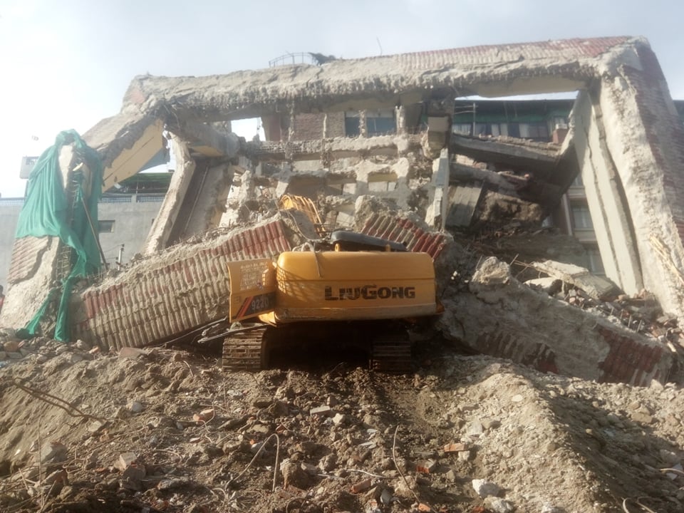 सुन्धारामा भवन भत्किएर स्क्याभेटर च्यापिँदा चालक गम्भीर घाइते