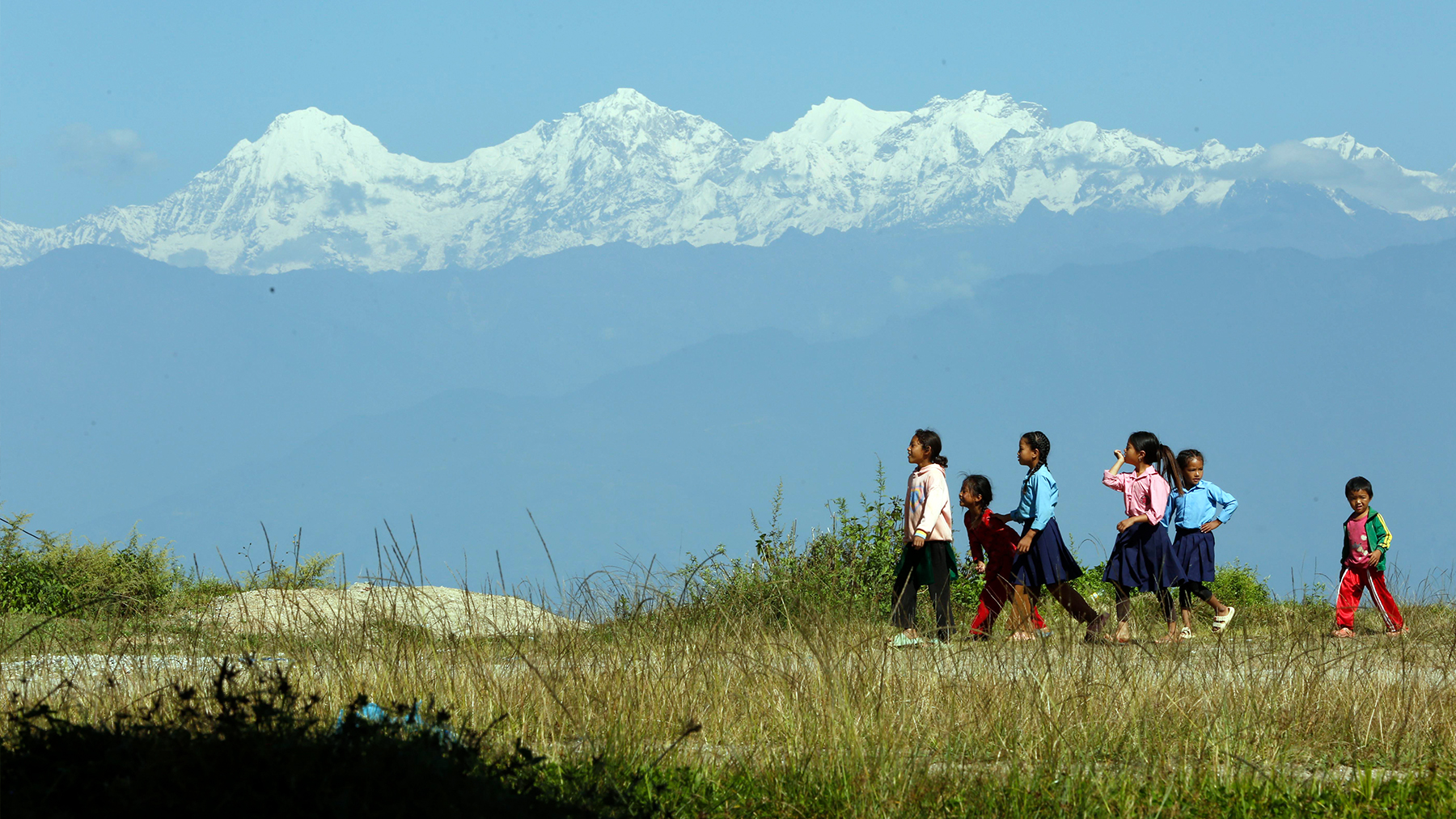 आकाश खुलेपछि नुवाकोटको सुइरेचौरबाट यस्तो देखियो हिमशृंखला (तस्वीरहरू)