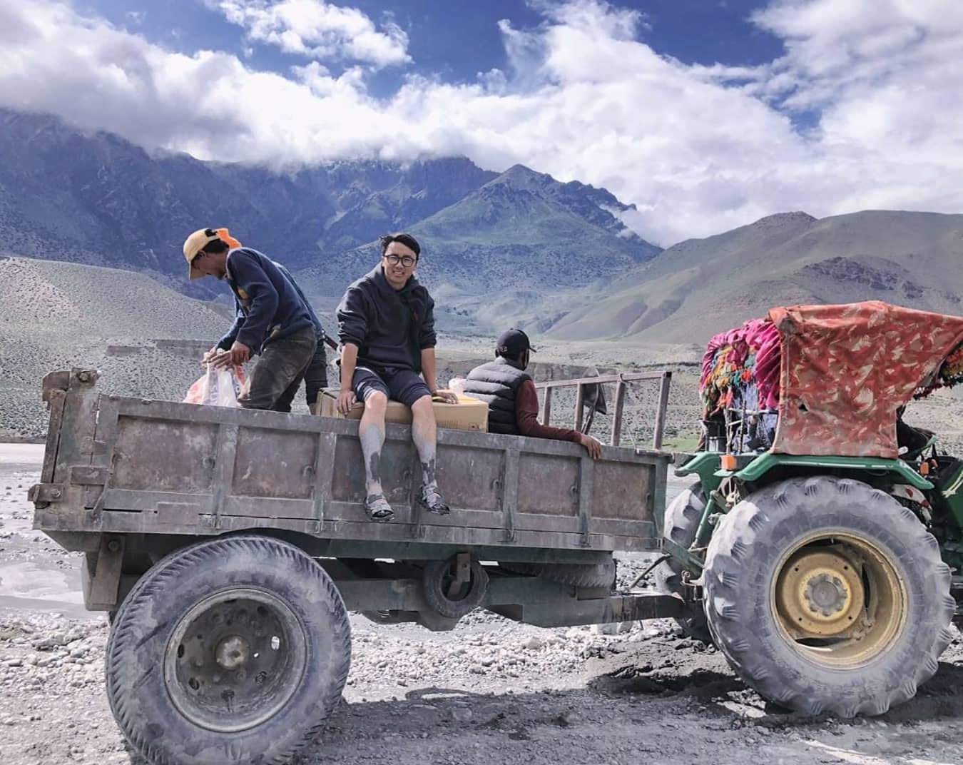 हिमालपारिको दुःख : ट्रयाक्टरमा खोप लगेर दाउराको सहायताले खाेला तार्नुपर्छ