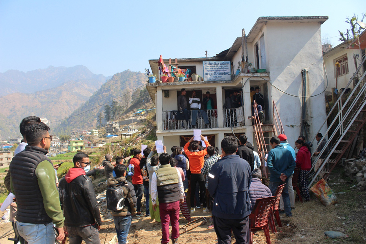 बाजुराको विद्युत् प्राधिकरणको कार्यालयमा तालाबन्दी 