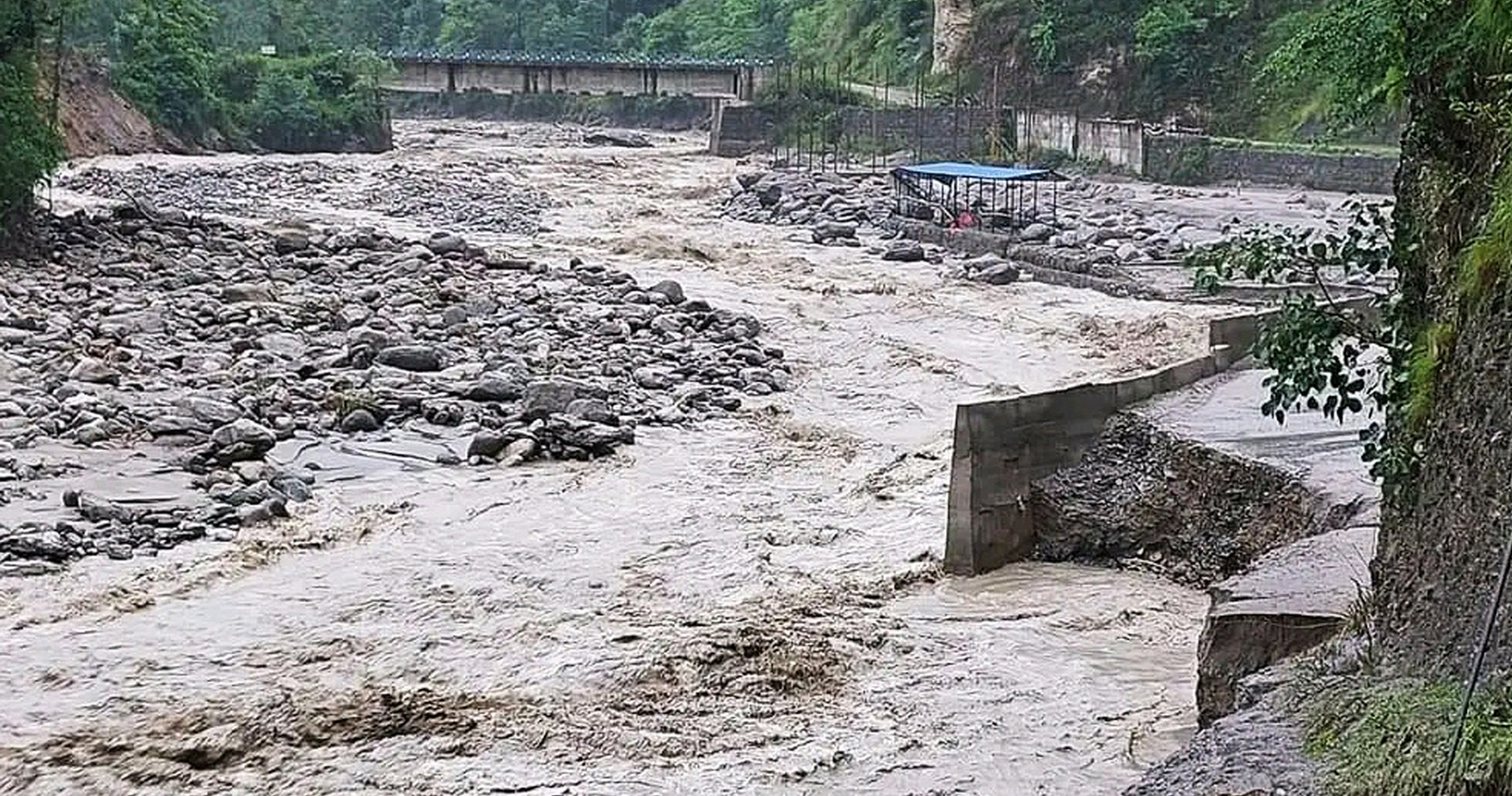 पूर्वी नेपालमा बाढीको वितण्डा, तीन जनाको मृत्यु, २९ बेपत्ता