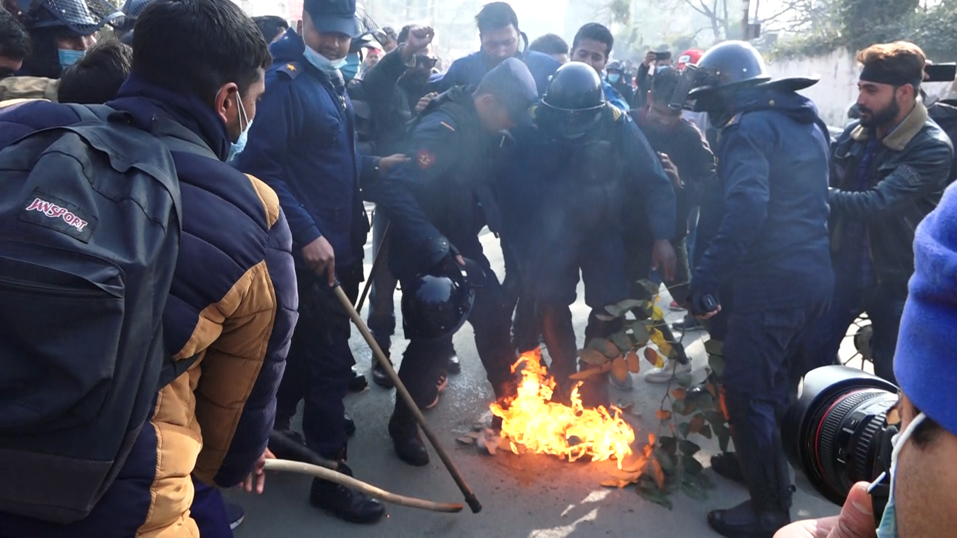 पेट्रोलियम पदार्थको मूल्यवृद्धिविरुद्ध टायर बालेर प्रदर्शन [तस्वीरहरू]