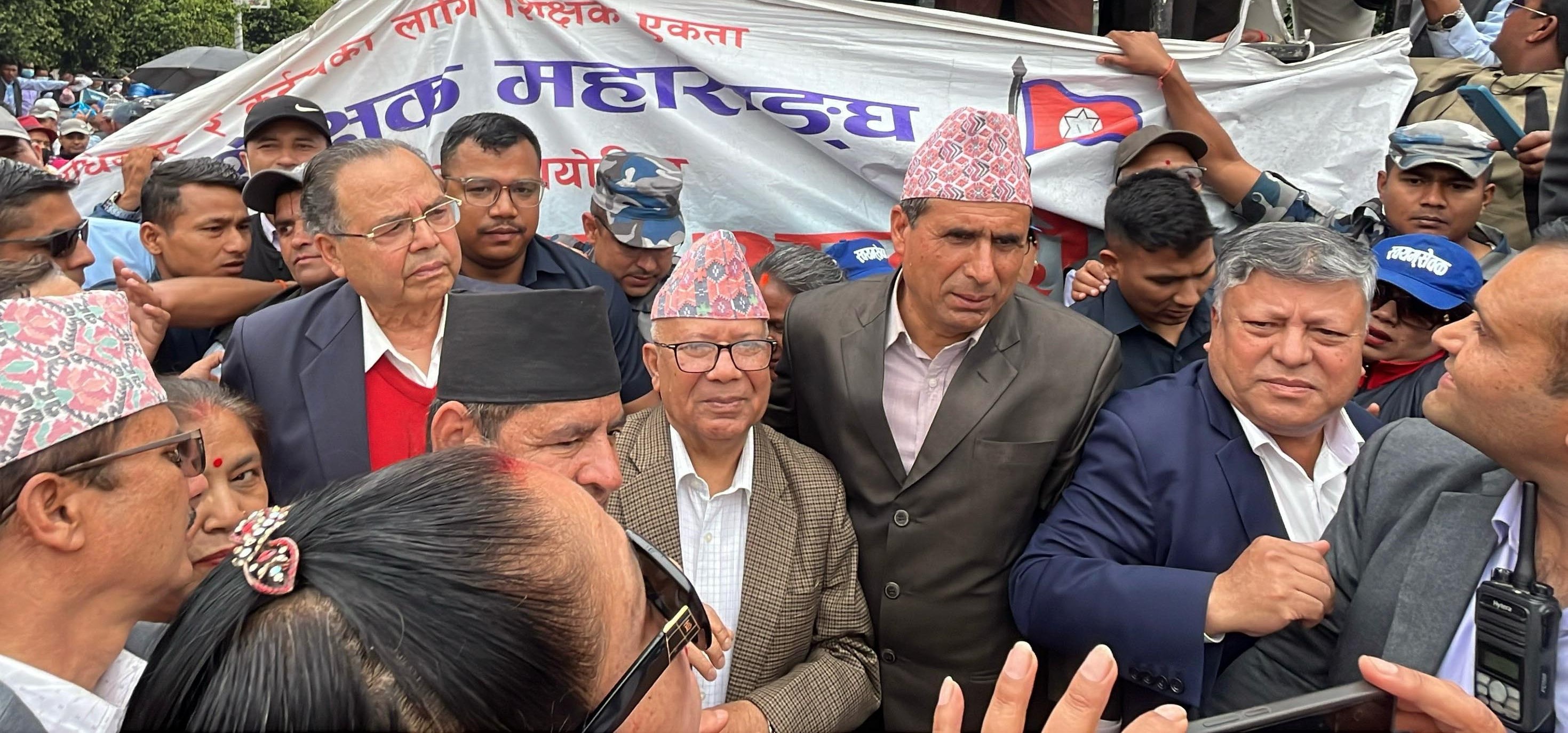 ओलीविरुद्ध शिक्षक आन्दोलन प्रयोग गर्ने रणनीतिले माधव नेपाल आफैँ बदनाम 