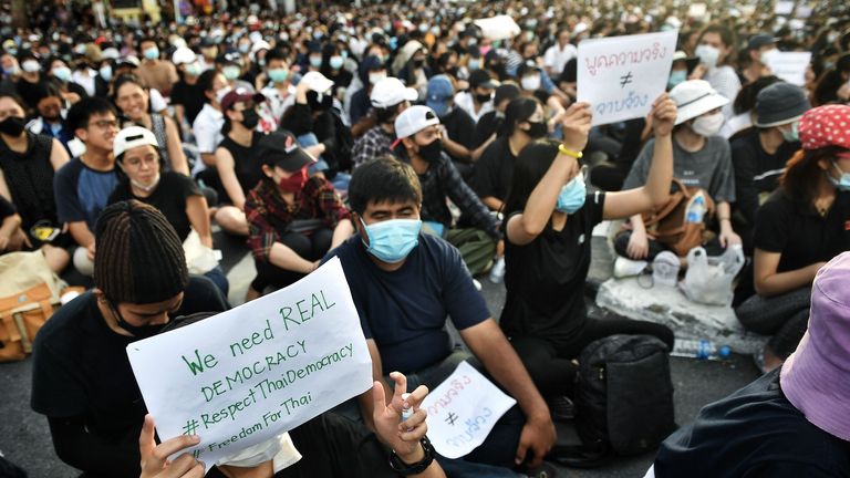 थाइल्याण्ड सरकारविरुद्ध २० हजार नागरिक सडकमा
