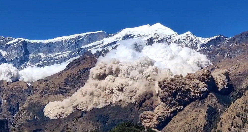 मुस्ताङमा हिमपहिरो, भाग्न खाेज्दा लडेर सात जना घाइते 