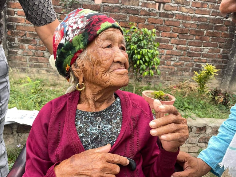 तिलोत्तमामा १०८ वर्षीया टोपलीले गरिन् मतदान