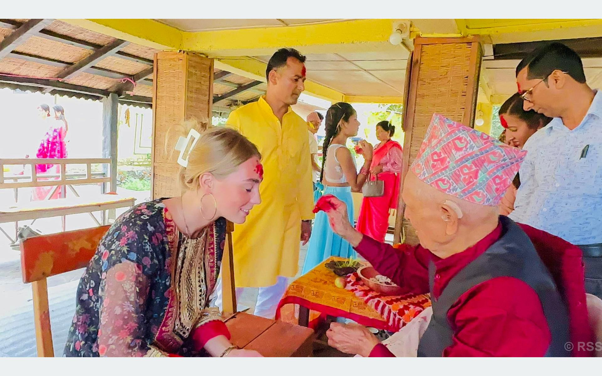 सौराहामा विदेशी पर्यटकले मनाए दसैँ, टीका र जमरा थाप्न पाउँदा दङ्ग