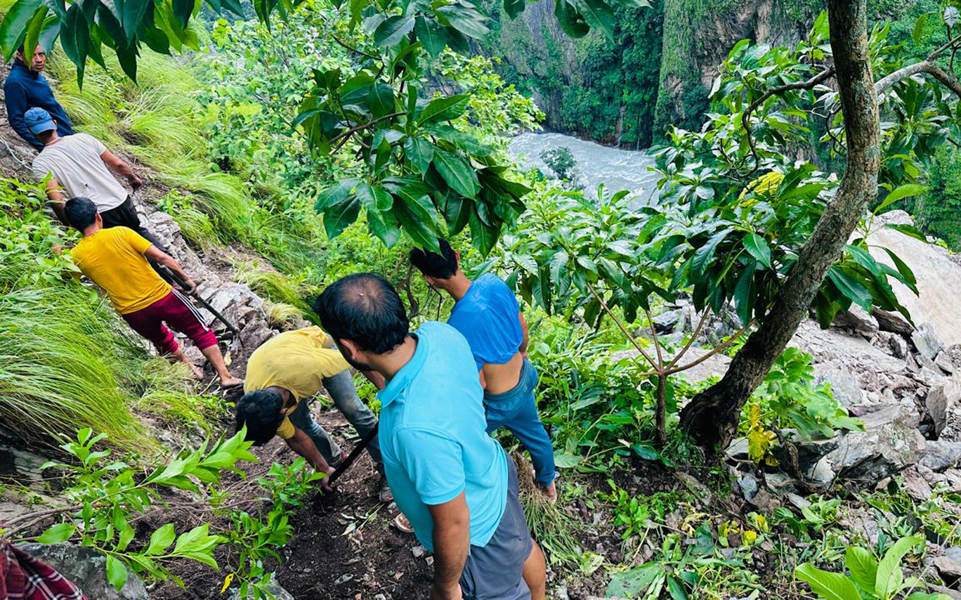 सरकारले वास्ता नगरेपछि आफैँ बाटो बनाउन कस्सिएका स्थानीय 