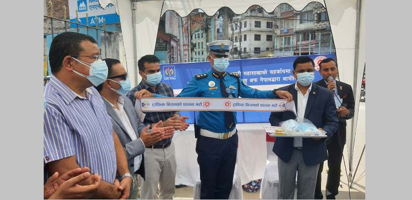 नाडाले ट्राफिक प्रहरीलाई दियो ट्राफिक जनचेतनासम्बन्धी सामग्री