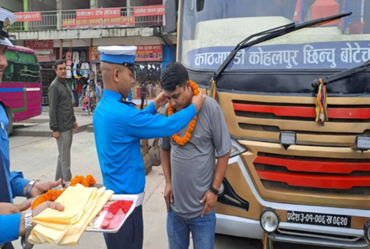 सुरक्षित यात्राको कामना गर्दै ट्राफिक प्रहरीद्वारा चालकलाई फूलमाला 