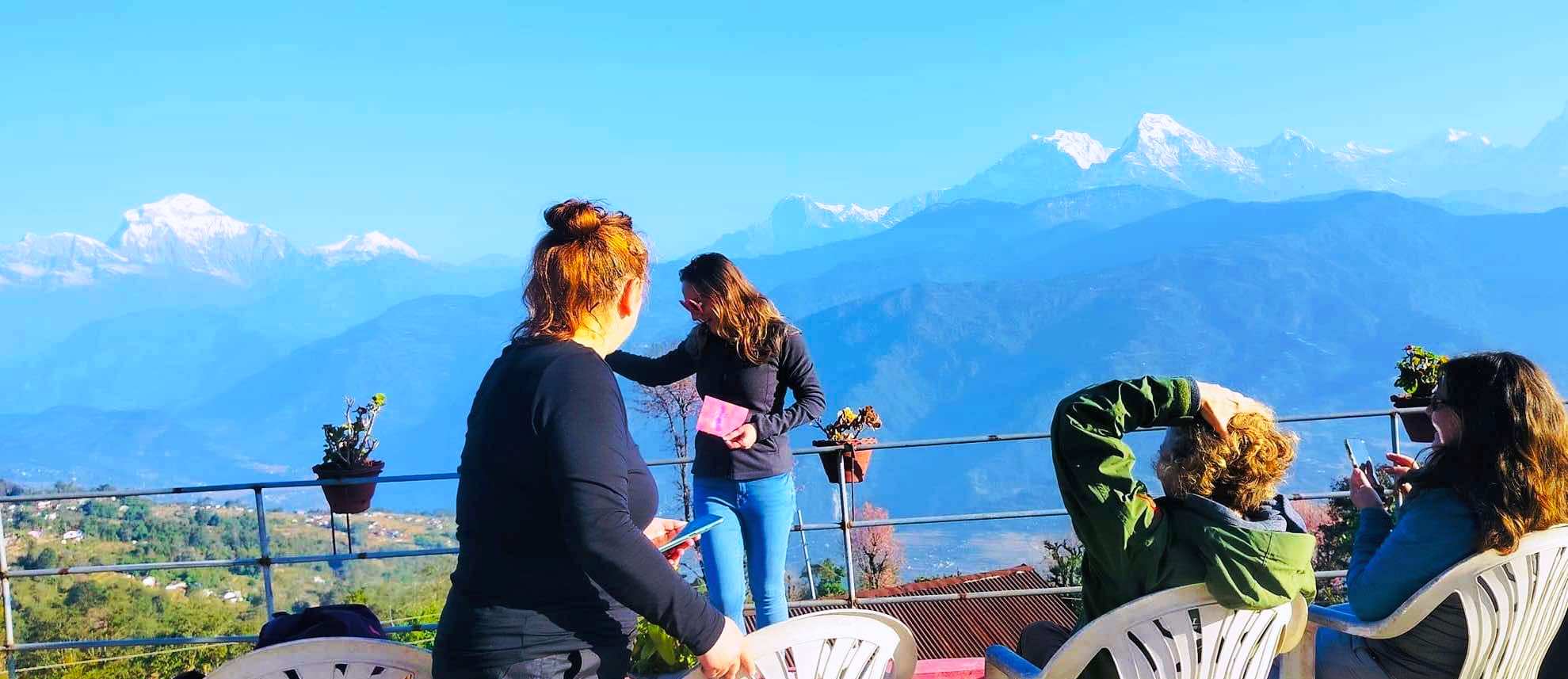 हिमाल हेर्दै घरबासमा रमाउँदै विदेशी पर्यटक