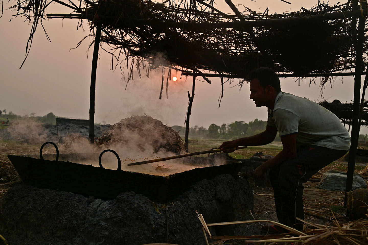 सखर बनाउन उखुको रस उमाल्दै किसान