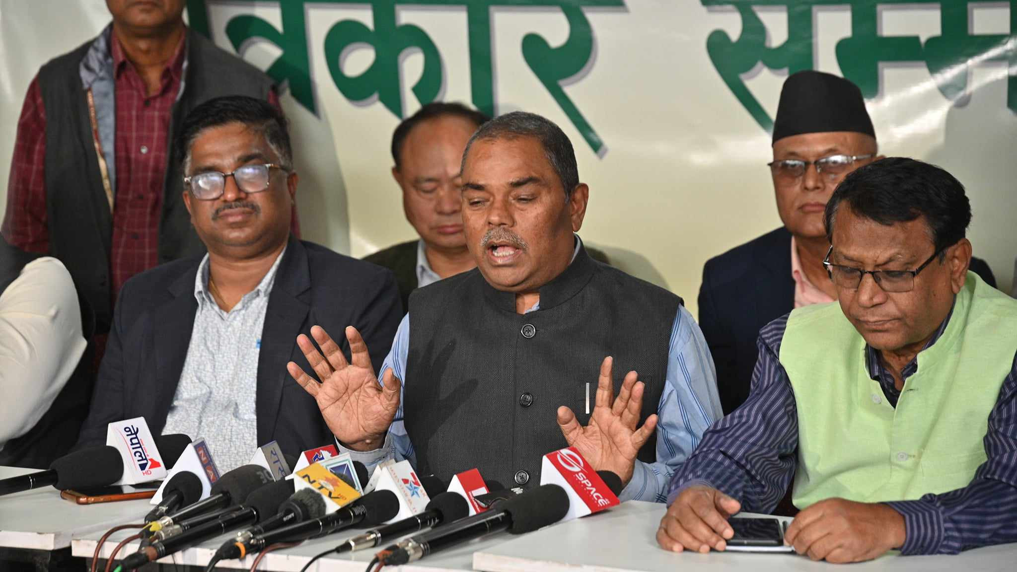 सरकार ढाल्न लागेको हल्ला चलाएर रातारात पार्टी फुटाइयो, हामी अदालत जान्छौँः उपेन्द्र यादव