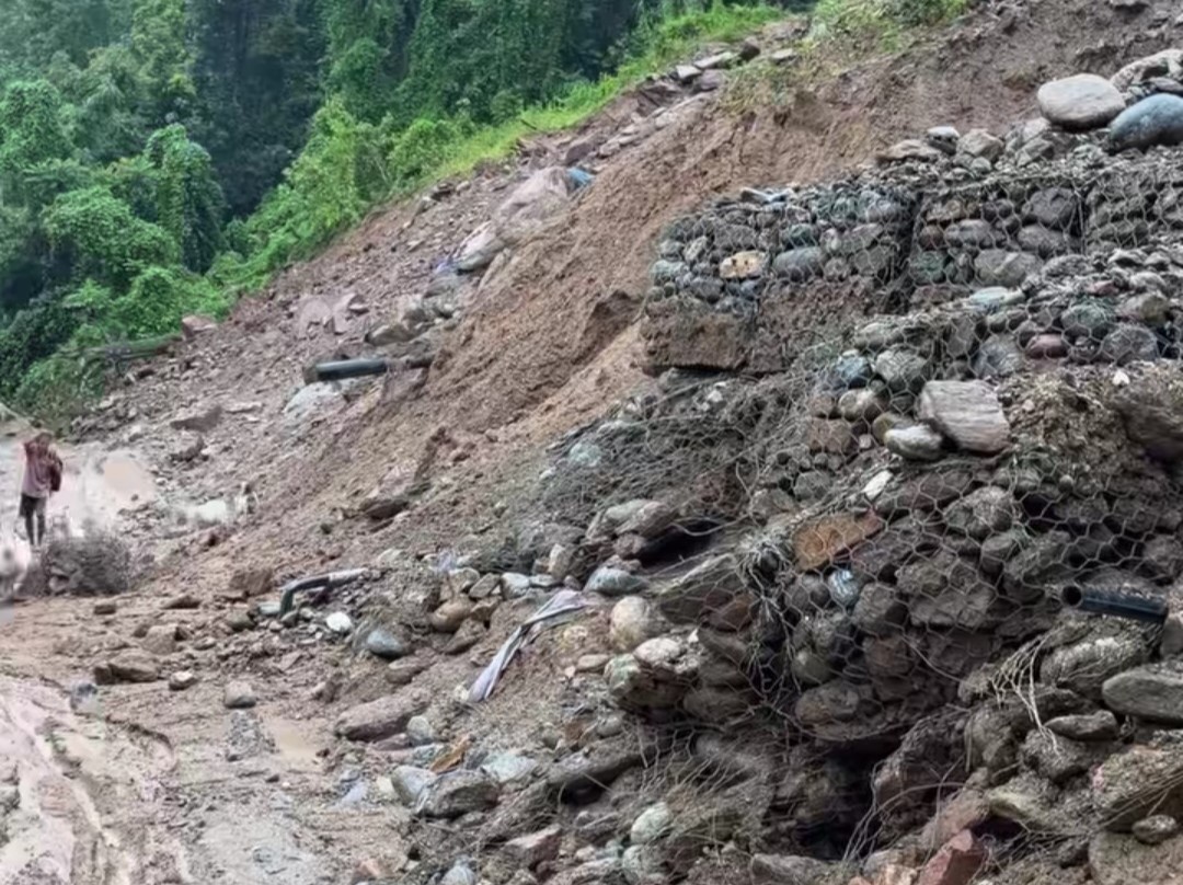 पहिरोले मेची राजमार्ग अवरुद्ध, इलाम, पाँचथर र ताप्लेजुङको आवागमन ठप्प