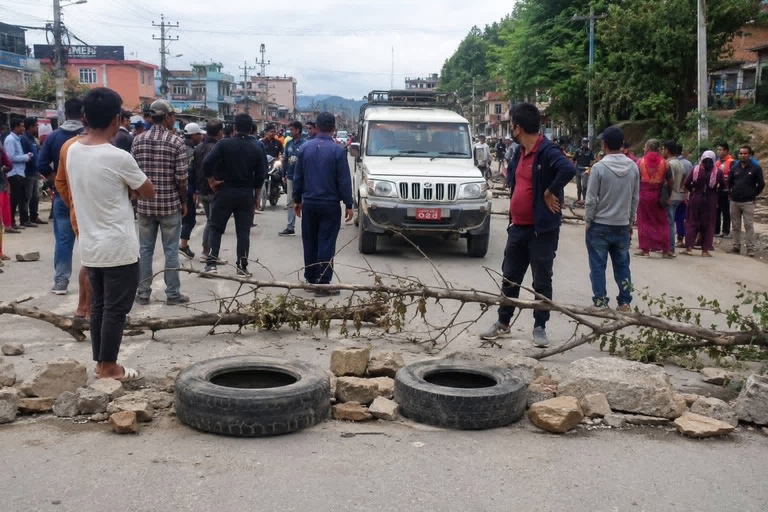 बाजुरा–हुम्ला सीमा विवादले कर्णाली कोरिडोर अवरुद्ध हुँदा बाटोमै रोकिए यात्रु